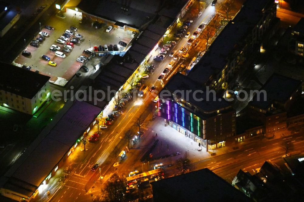 Lübeck at night from the bird perspective: Night lighting office building - Ensemble Am Kaufhof in the district Marli - Brandenbaum in Luebeck in the state Schleswig-Holstein, Germany