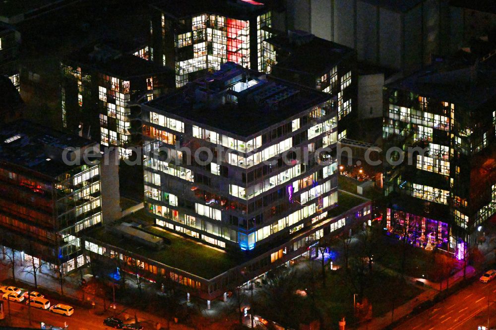 Aerial photograph at night München - Night lighting office building - Ensemble Nymphenburger Hoefe on street Nymphenburger Strasse - Seidelstrasse - Stiglmaierplatz in the district Maxvorstadt in Munich in the state Bavaria, Germany