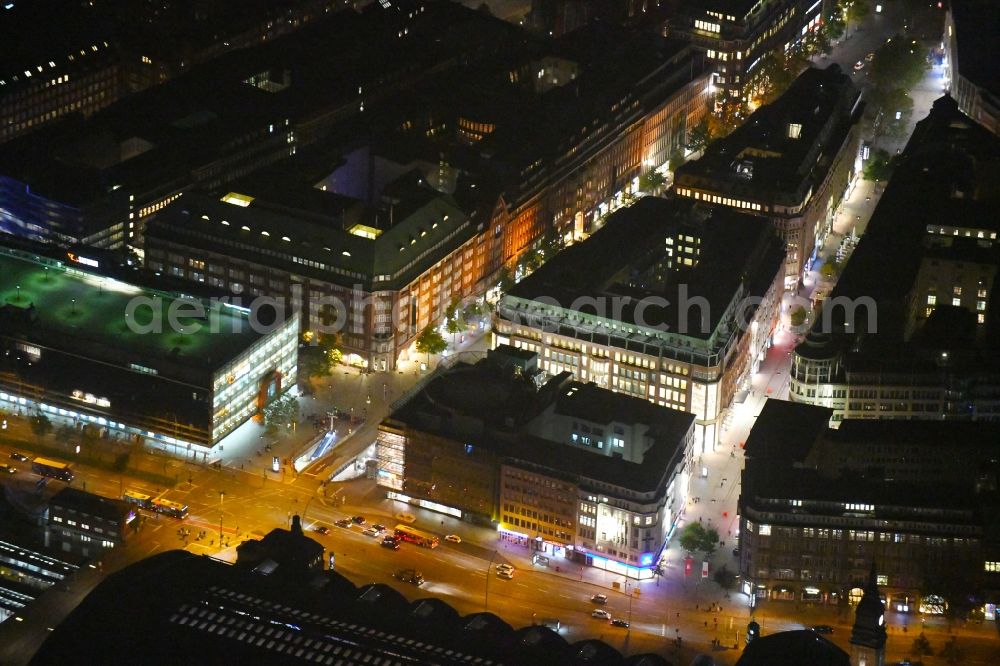 Hamburg at night from the bird perspective: Night lighting Office building - Ensemble Steintorwall - Steintordamm - Spitalerstrasse in Hamburg, Germany