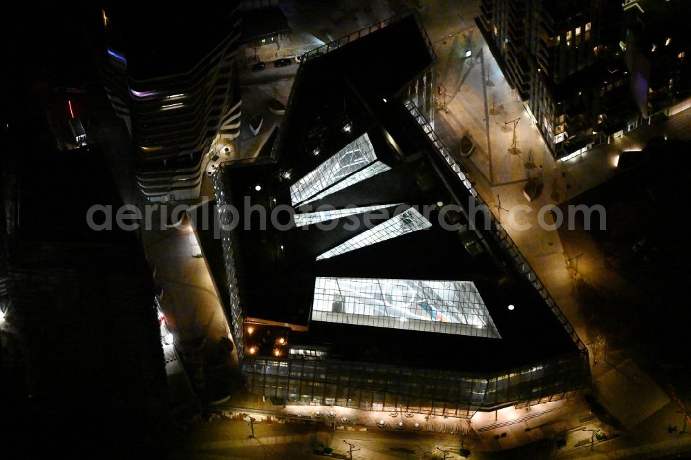 Hamburg at night from the bird perspective: Night lighting office building - Ensemble Am Strandkai in the district HafenCity in Hamburg, Germany