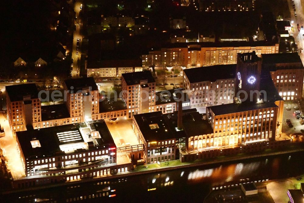 Berlin at night from the bird perspective: Night lighting office building - Ensemble on Ullsteinstrasse in the district Tempelhof in Berlin, Germany