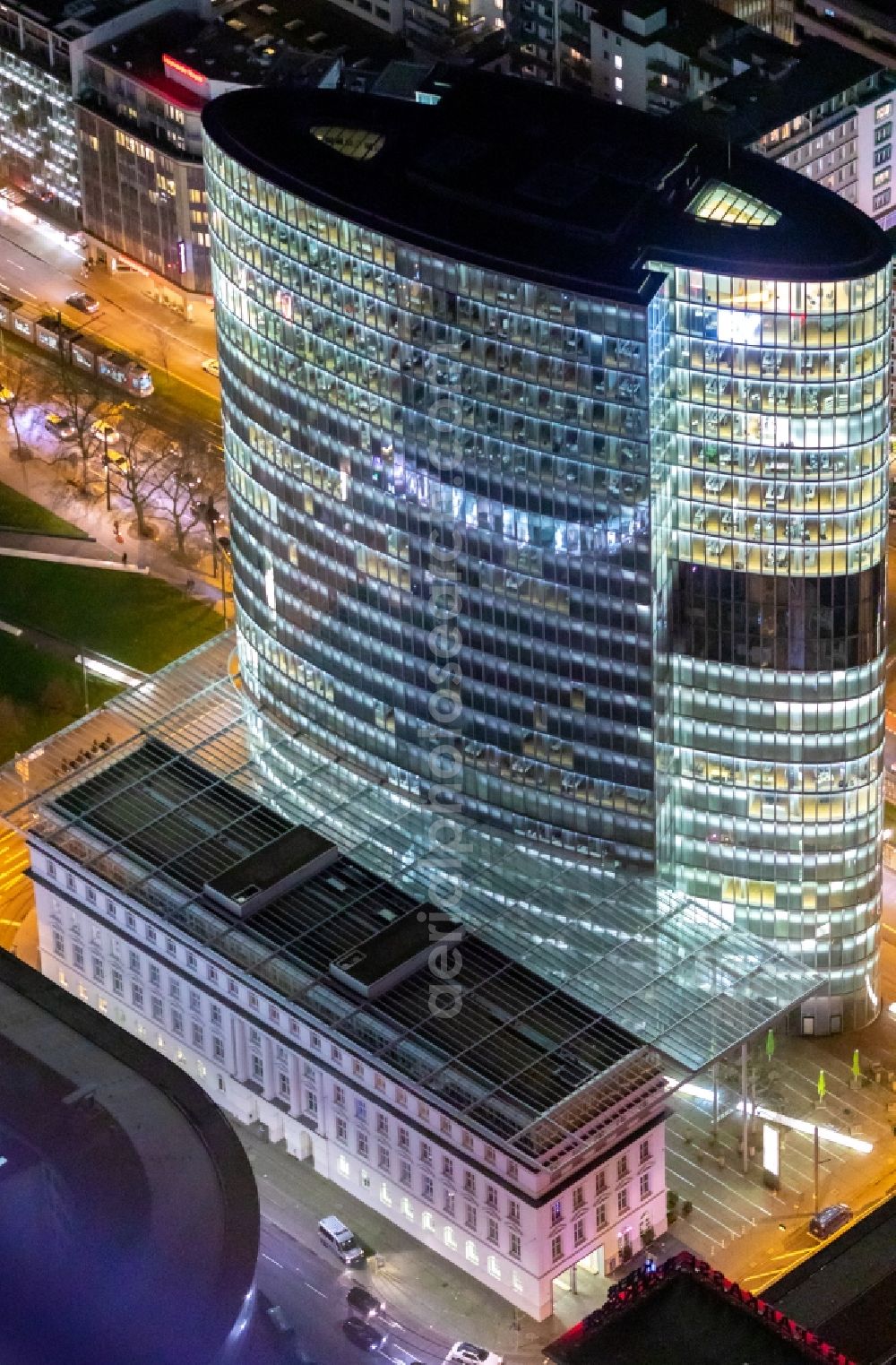 Aerial image at night Düsseldorf - Night lighting office building GAP 15 on Graf-Adolf-Platz in the district Stadtmitte in Duesseldorf in the state North Rhine-Westphalia, Germany