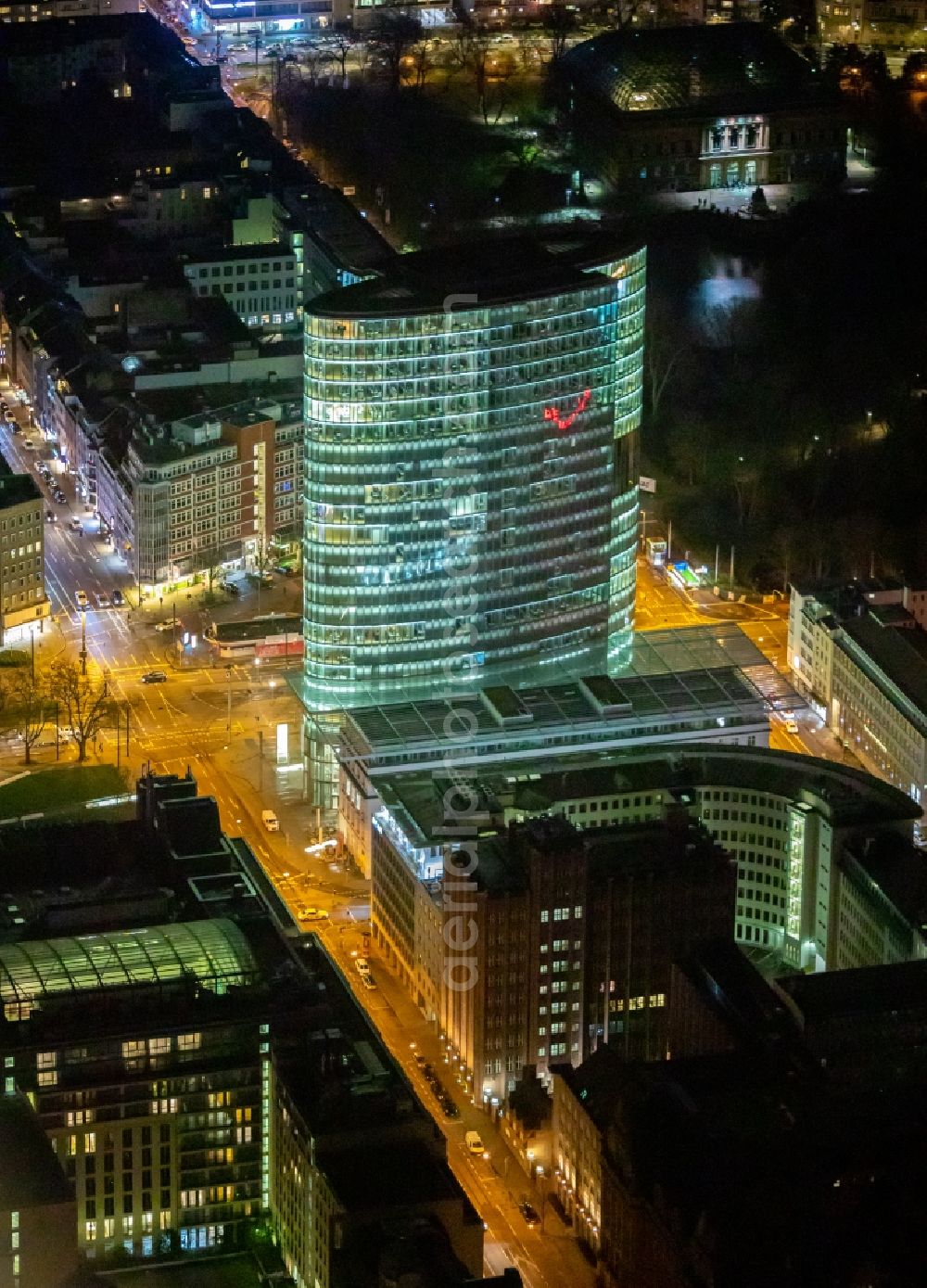 Aerial image at night Düsseldorf - Night lighting office building GAP 15 on Graf-Adolf-Platz in the district Stadtmitte in Duesseldorf in the state North Rhine-Westphalia, Germany