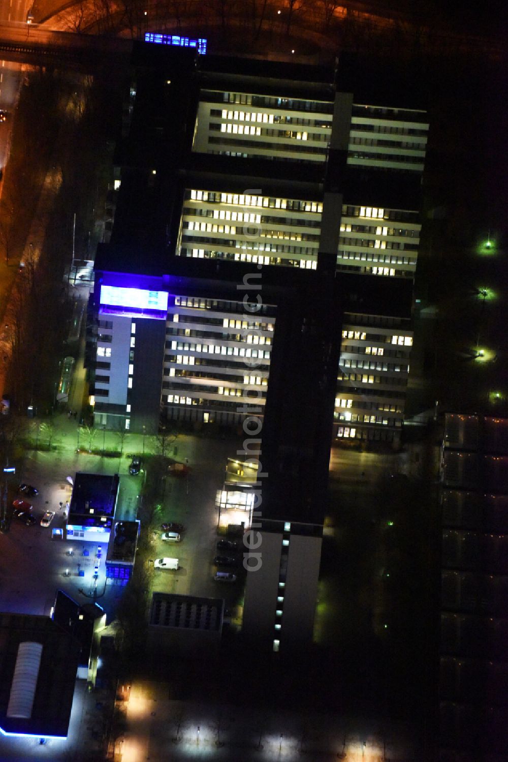 Aerial photograph at night München - Night lighting office building OLYMPIA BUSINESS CENTER on street Georg-Brauchle-Ring in the district Moosach in Munich in the state Bavaria, Germany