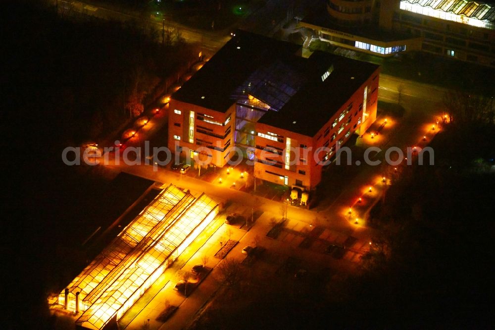 Aerial image at night Halle (Saale) - Night lighting Office building Am Weinbergsweg in the district West in Halle (Saale) in the state Saxony-Anhalt, Germany