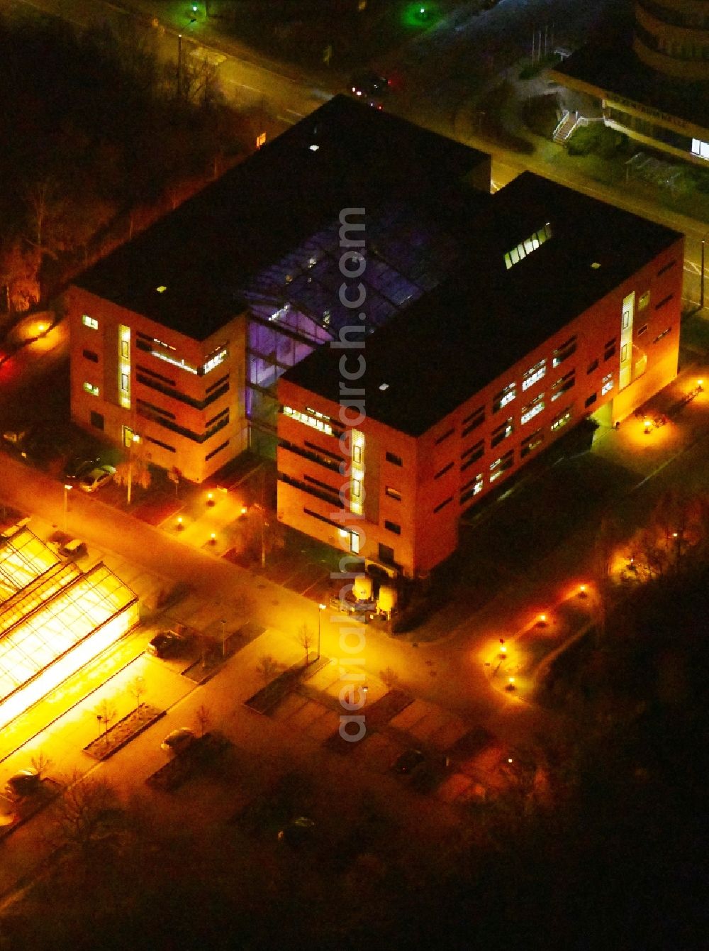 Halle (Saale) at night from the bird perspective: Night lighting Office building Am Weinbergsweg in the district West in Halle (Saale) in the state Saxony-Anhalt, Germany