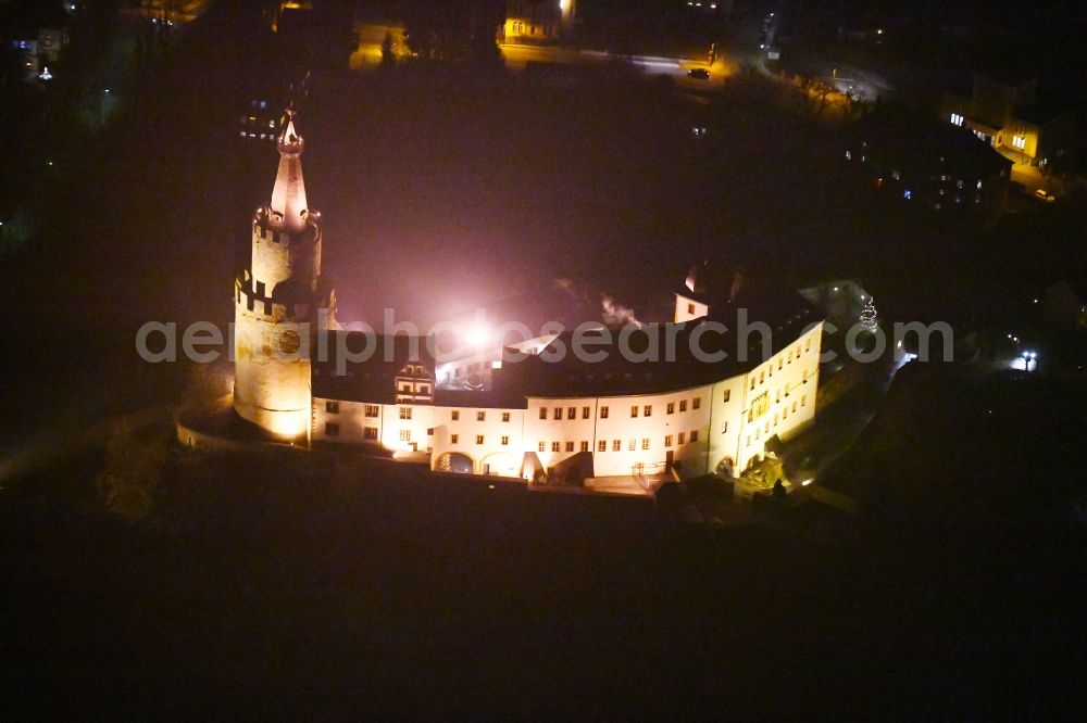 Weida at night from the bird perspective: Night lighting Castle of the fortress - Museum Osterburg on Schlossberg in Weida in the state Thuringia, Germany