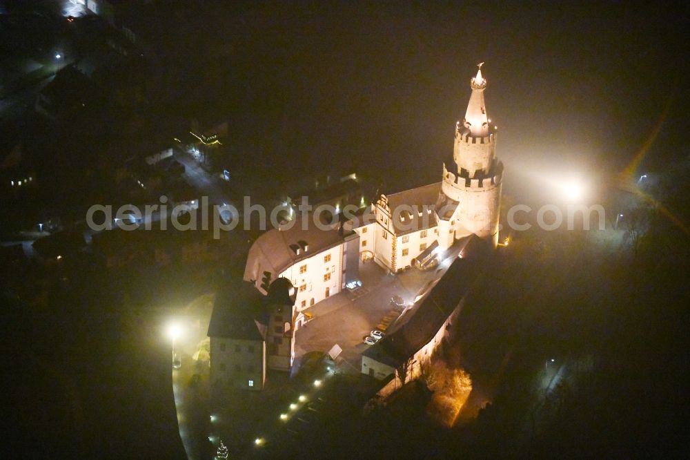 Weida at night from the bird perspective: Night lighting Castle of the fortress - Museum Osterburg on Schlossberg in Weida in the state Thuringia, Germany