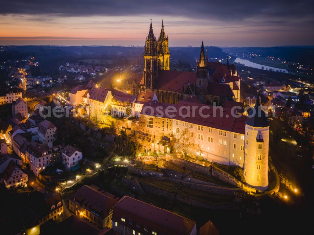 Meißen at night from the bird perspective: Night lighting castle of Schloss Albrechtsburg on Domplatz in Meissen in the state Saxony