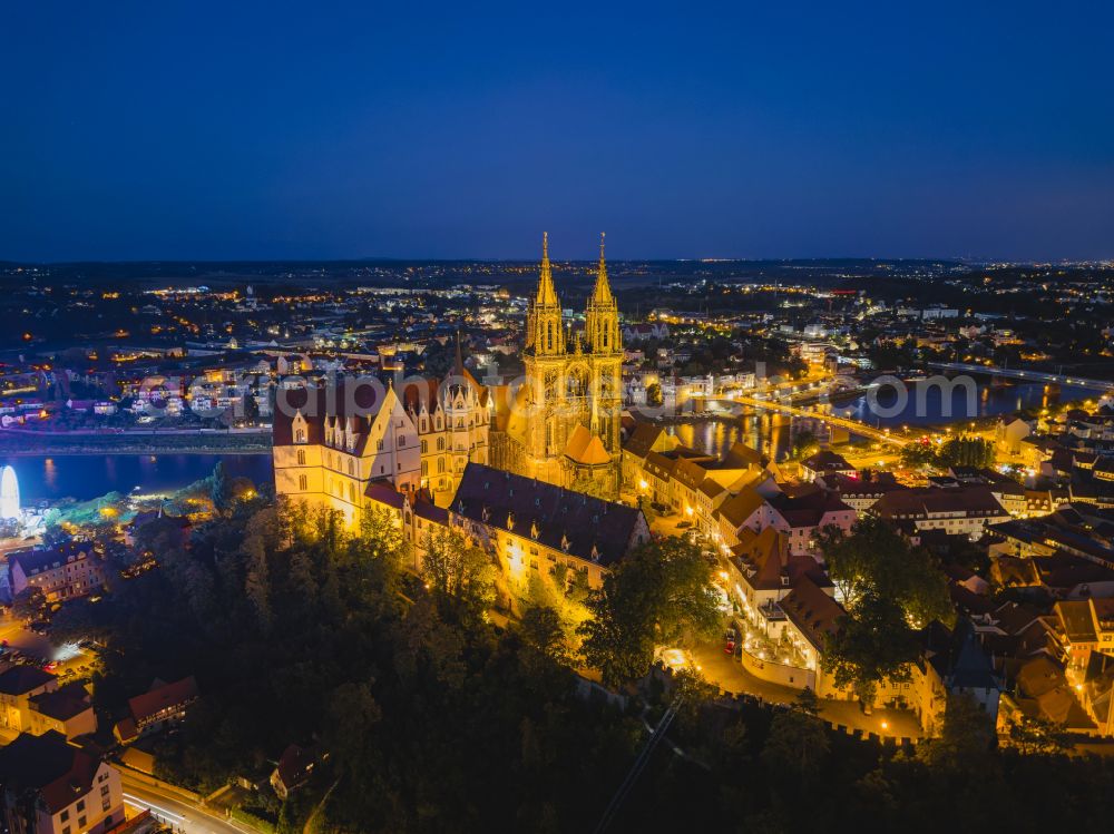 Meißen at night from the bird perspective: Night lighting castle of Schloss Albrechtsburg on Domplatz in Meissen in the state Saxony