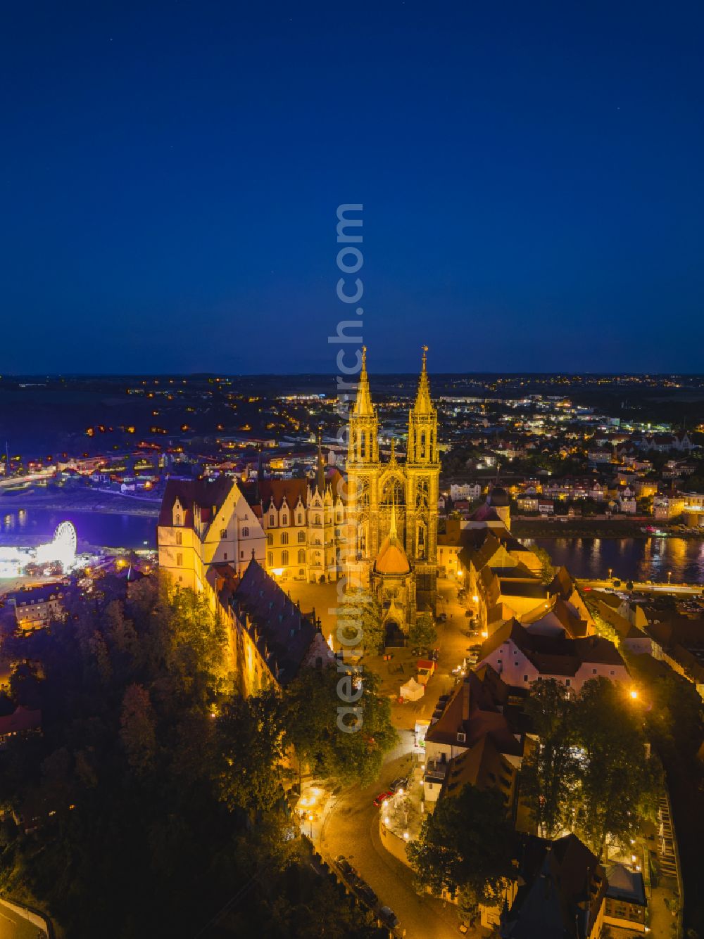 Aerial photograph at night Meißen - Night lighting castle of Schloss Albrechtsburg on Domplatz in Meissen in the state Saxony