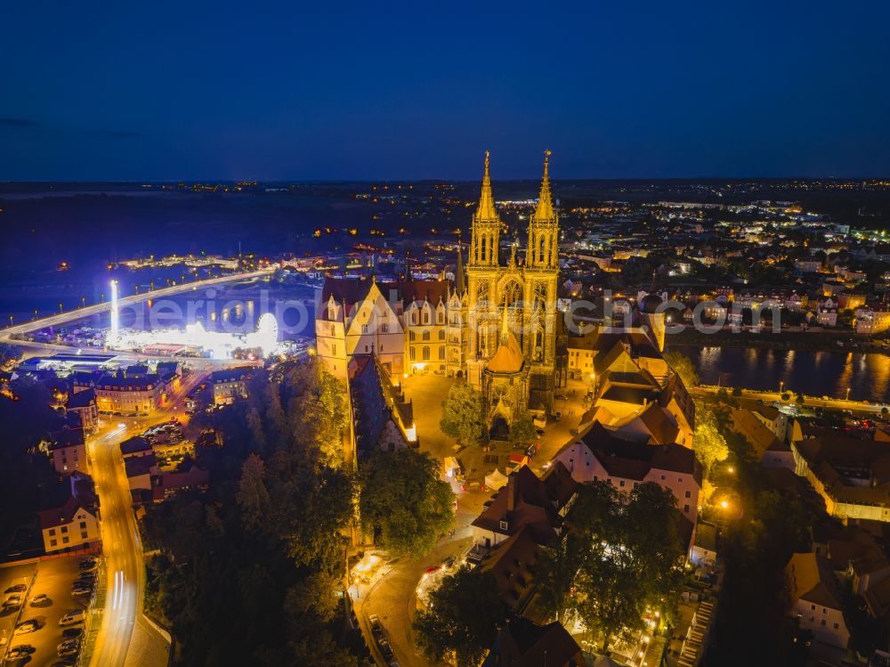 Aerial image at night Meißen - Night lighting castle of Schloss Albrechtsburg on Domplatz in Meissen in the state Saxony