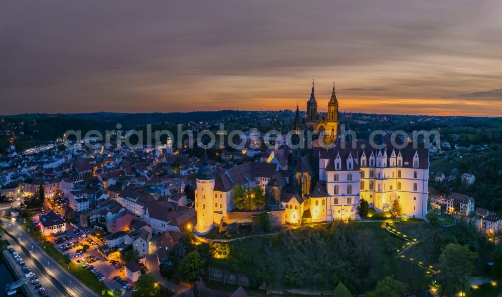 Meißen at night from the bird perspective: Night lighting castle of Schloss Albrechtsburg on Domplatz in Meissen in the state Saxony