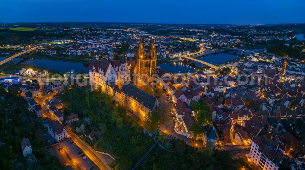 Aerial photograph at night Meißen - Night lighting castle of Schloss Albrechtsburg on Domplatz in Meissen in the state Saxony