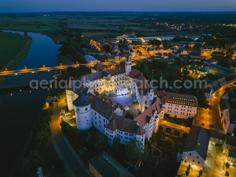 Aerial photograph at night Torgau - Night lighting castle of the fortress Schloss und Schlosskirche Hartenfels in Torgau in the state Saxony