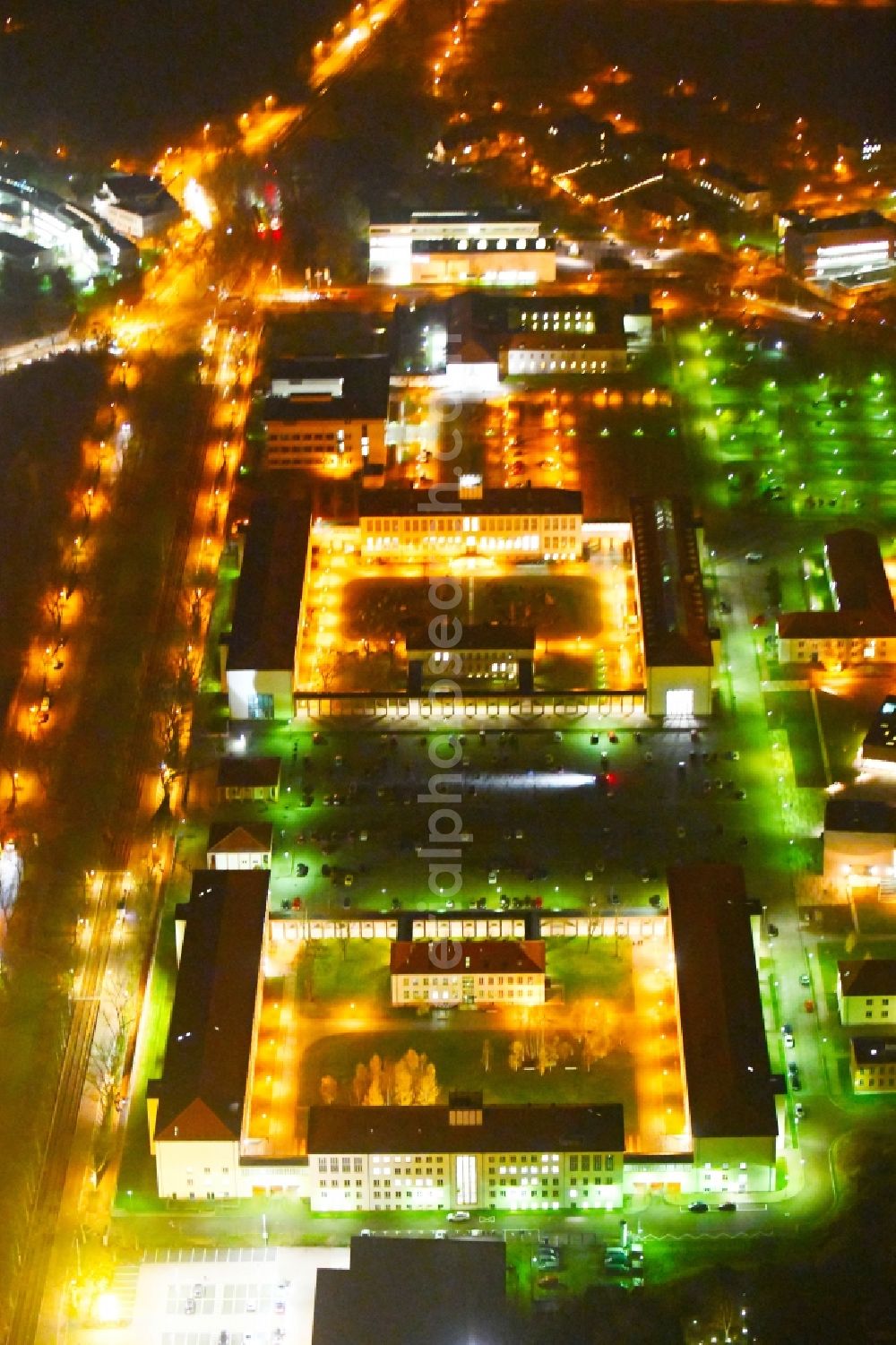 Halle (Saale) at night from the bird perspective: Night lighting Campus building of the university - Campus Heide Sued on Heideallee in Halle (Saale) in the state Saxony-Anhalt, Germany