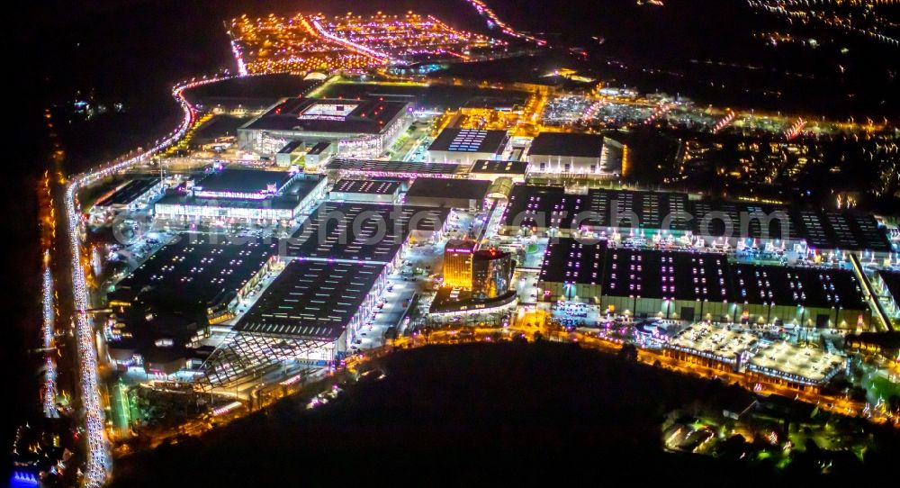 Aerial photograph at night Düsseldorf - Night lighting exhibition grounds and exhibition halls of the Messe Duesseldorf in the district Stockum in Duesseldorf in the state North Rhine-Westphalia, Germany