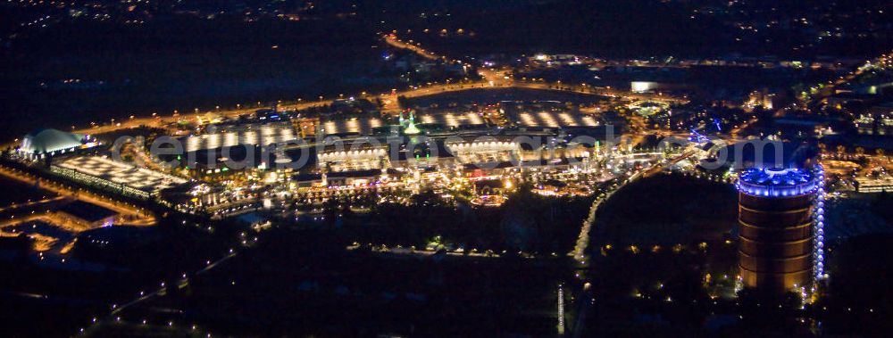 Oberhausen at night from above - Nachtaufnahme: Das ehemalige Industriegelände Gutehoffnungshütte ist heute die Neue Mitte Oberhausen. Auf dem Areal befinden sich u.a. das Einkaufszentrum CentrO, der Freizeitpark CentrO Park, ein Multiplex-Kino, das Metronom-Theater, die Multifunktionshalle König-Pilsener-Arena, die Heinz-Schleußer-Marina, das Sea-Life-Aquarium, die Modellbahnwelt Oberhausen, der Gasometer als Aussichtsplattform, das Erlebnisbad AQUApark und das Schloß / Schloss Oberhausen. Night shot: The former industrial site Gutehoffnungshütte, the new center Oberhausen.