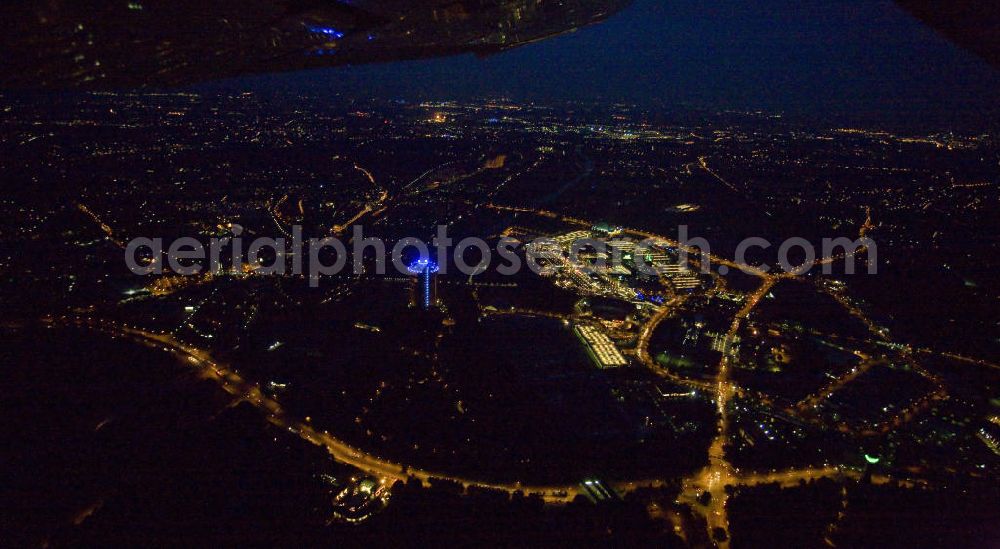 Oberhausen at night from the bird perspective: Nachtaufnahme: Das ehemalige Industriegelände Gutehoffnungshütte ist heute die Neue Mitte Oberhausen. Auf dem Areal befinden sich u.a. das Einkaufszentrum CentrO, der Freizeitpark CentrO Park, ein Multiplex-Kino, das Metronom-Theater, die Multifunktionshalle König-Pilsener-Arena, die Heinz-Schleußer-Marina, das Sea-Life-Aquarium, die Modellbahnwelt Oberhausen, der Gasometer als Aussichtsplattform, das Erlebnisbad AQUApark und das Schloß / Schloss Oberhausen. Night shot: The former industrial site Gutehoffnungshütte, the new center Oberhausen.