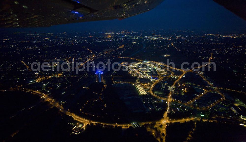 Aerial photograph at night Oberhausen - Nachtaufnahme: Das ehemalige Industriegelände Gutehoffnungshütte ist heute die Neue Mitte Oberhausen. Auf dem Areal befinden sich u.a. das Einkaufszentrum CentrO, der Freizeitpark CentrO Park, ein Multiplex-Kino, das Metronom-Theater, die Multifunktionshalle König-Pilsener-Arena, die Heinz-Schleußer-Marina, das Sea-Life-Aquarium, die Modellbahnwelt Oberhausen, der Gasometer als Aussichtsplattform, das Erlebnisbad AQUApark und das Schloß / Schloss Oberhausen. Night shot: The former industrial site Gutehoffnungshütte, the new center Oberhausen.