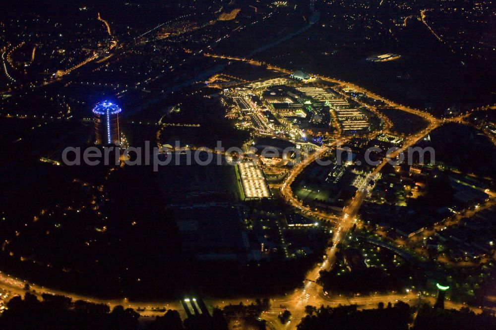 Aerial image at night Oberhausen - Nachtaufnahme: Das ehemalige Industriegelände Gutehoffnungshütte ist heute die Neue Mitte Oberhausen. Auf dem Areal befinden sich u.a. das Einkaufszentrum CentrO, der Freizeitpark CentrO Park, ein Multiplex-Kino, das Metronom-Theater, die Multifunktionshalle König-Pilsener-Arena, die Heinz-Schleußer-Marina, das Sea-Life-Aquarium, die Modellbahnwelt Oberhausen, der Gasometer als Aussichtsplattform, das Erlebnisbad AQUApark und das Schloß / Schloss Oberhausen. Night shot: The former industrial site Gutehoffnungshütte, the new center Oberhausen.