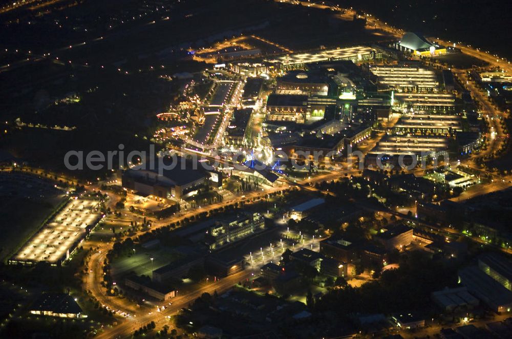 Oberhausen at night from above - Nachtaufnahme: Das ehemalige Industriegelände Gutehoffnungshütte ist heute die Neue Mitte Oberhausen. Auf dem Areal befinden sich u.a. das Einkaufszentrum CentrO, der Freizeitpark CentrO Park, ein Multiplex-Kino, das Metronom-Theater, die Multifunktionshalle König-Pilsener-Arena, die Heinz-Schleußer-Marina, das Sea-Life-Aquarium, die Modellbahnwelt Oberhausen, der Gasometer als Aussichtsplattform, das Erlebnisbad AQUApark und das Schloß / Schloss Oberhausen. Night shot: The former industrial site Gutehoffnungshütte, the new center Oberhausen.