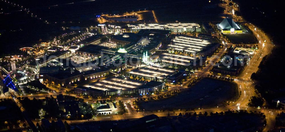 Oberhausen at night from the bird perspective: Nachtaufnahme: Das ehemalige Industriegelände Gutehoffnungshütte ist heute die Neue Mitte Oberhausen. Auf dem Areal befinden sich u.a. das Einkaufszentrum CentrO, der Freizeitpark CentrO Park, ein Multiplex-Kino, das Metronom-Theater, die Multifunktionshalle König-Pilsener-Arena, die Heinz-Schleußer-Marina, das Sea-Life-Aquarium, die Modellbahnwelt Oberhausen, der Gasometer als Aussichtsplattform, das Erlebnisbad AQUApark und das Schloß / Schloss Oberhausen. Night shot: The former industrial site Gutehoffnungshütte, the new center Oberhausen.