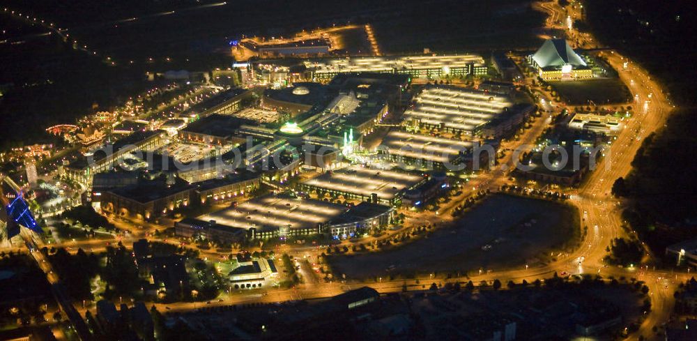 Aerial photograph at night Oberhausen - Nachtaufnahme: Das ehemalige Industriegelände Gutehoffnungshütte ist heute die Neue Mitte Oberhausen. Auf dem Areal befinden sich u.a. das Einkaufszentrum CentrO, der Freizeitpark CentrO Park, ein Multiplex-Kino, das Metronom-Theater, die Multifunktionshalle König-Pilsener-Arena, die Heinz-Schleußer-Marina, das Sea-Life-Aquarium, die Modellbahnwelt Oberhausen, der Gasometer als Aussichtsplattform, das Erlebnisbad AQUApark und das Schloß / Schloss Oberhausen. Night shot: The former industrial site Gutehoffnungshütte, the new center Oberhausen.