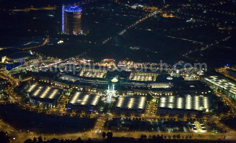 Aerial image at night Oberhausen - Nachtaufnahme: Das ehemalige Industriegelände Gutehoffnungshütte ist heute die Neue Mitte Oberhausen. Auf dem Areal befinden sich u.a. das Einkaufszentrum CentrO, der Freizeitpark CentrO Park, ein Multiplex-Kino, das Metronom-Theater, die Multifunktionshalle König-Pilsener-Arena, die Heinz-Schleußer-Marina, das Sea-Life-Aquarium, die Modellbahnwelt Oberhausen, der Gasometer als Aussichtsplattform, das Erlebnisbad AQUApark und das Schloß / Schloss Oberhausen. Night shot: The former industrial site Gutehoffnungshütte, the new center Oberhausen.