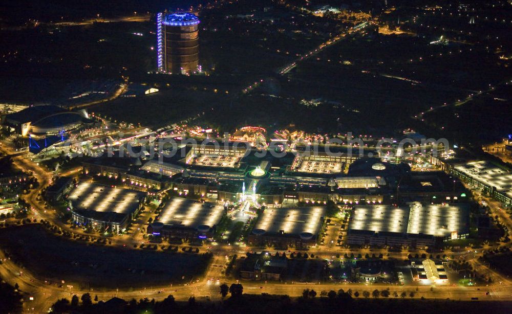 Oberhausen at night from above - Nachtaufnahme: Das ehemalige Industriegelände Gutehoffnungshütte ist heute die Neue Mitte Oberhausen. Auf dem Areal befinden sich u.a. das Einkaufszentrum CentrO, der Freizeitpark CentrO Park, ein Multiplex-Kino, das Metronom-Theater, die Multifunktionshalle König-Pilsener-Arena, die Heinz-Schleußer-Marina, das Sea-Life-Aquarium, die Modellbahnwelt Oberhausen, der Gasometer als Aussichtsplattform, das Erlebnisbad AQUApark und das Schloß / Schloss Oberhausen. Night shot: The former industrial site Gutehoffnungshütte, the new center Oberhausen.