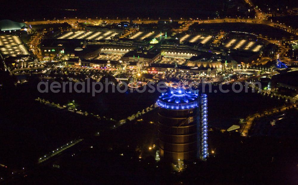 Oberhausen at night from the bird perspective: Nachtaufnahme: Das ehemalige Industriegelände Gutehoffnungshütte ist heute die Neue Mitte Oberhausen. Auf dem Areal befinden sich u.a. das Einkaufszentrum CentrO, der Freizeitpark CentrO Park, ein Multiplex-Kino, das Metronom-Theater, die Multifunktionshalle König-Pilsener-Arena, die Heinz-Schleußer-Marina, das Sea-Life-Aquarium, die Modellbahnwelt Oberhausen, der Gasometer als Aussichtsplattform, das Erlebnisbad AQUApark und das Schloß / Schloss Oberhausen. Night shot: The former industrial site Gutehoffnungshütte, the new center Oberhausen.