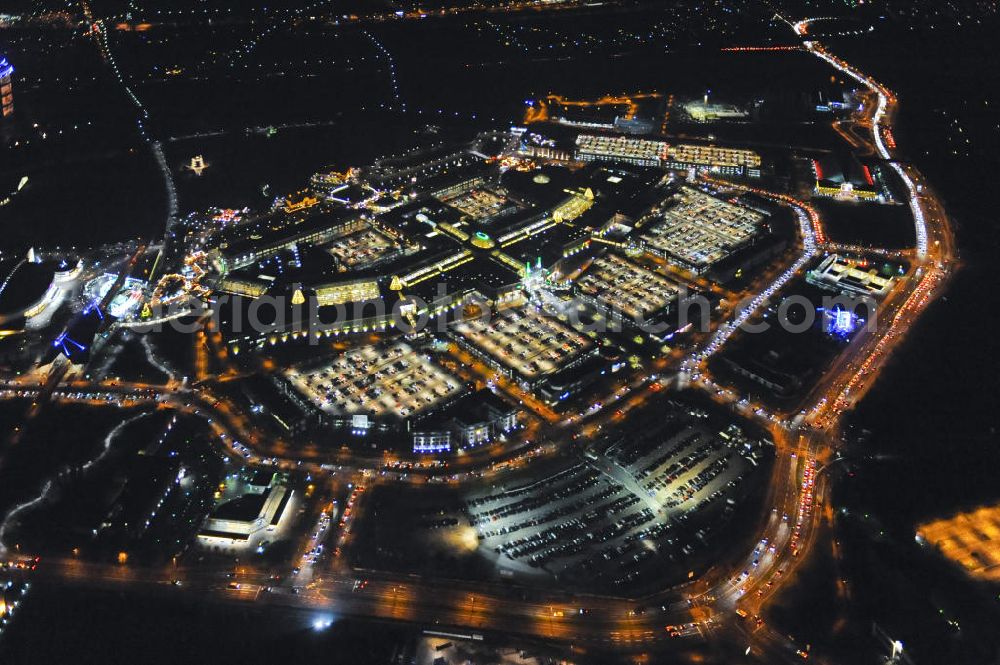 Oberhausen at night from the bird perspective: Nachtaufnahme: Das ehemalige Industriegelände Gutehoffnungshütte ist heute die Neue Mitte Oberhausen. Auf dem Areal befinden sich u.a. das Einkaufszentrum CentrO, der Freizeitpark CentrO Park, ein Multiplex-Kino, das Metronom-Theater, die Multifunktionshalle König-Pilsener-Arena, die Heinz-Schleußer-Marina, das Sea-Life-Aquarium, die Modellbahnwelt Oberhausen, der Gasometer als Aussichtsplattform, das Erlebnisbad AQUApark und das Schloß / Schloss Oberhausen. Night shot: The former industrial site Gutehoffnungshütte, the new center Oberhausen.