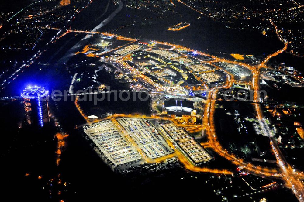 Aerial photograph at night Oberhausen - Nachtaufnahme: Das ehemalige Industriegelände Gutehoffnungshütte ist heute die Neue Mitte Oberhausen. Auf dem Areal befinden sich u.a. das Einkaufszentrum CentrO, der Freizeitpark CentrO Park, ein Multiplex-Kino, das Metronom-Theater, die Multifunktionshalle König-Pilsener-Arena, die Heinz-Schleußer-Marina, das Sea-Life-Aquarium, die Modellbahnwelt Oberhausen, der Gasometer als Aussichtsplattform, das Erlebnisbad AQUApark und das Schloß / Schloss Oberhausen. Night shot: The former industrial site Gutehoffnungshütte, the new center Oberhausen.