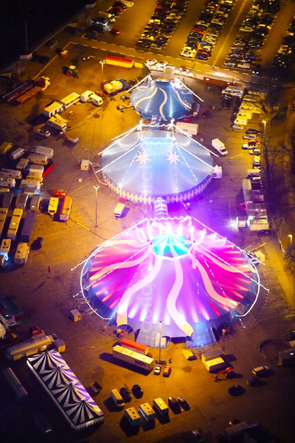 Dresden at night from the bird perspective: Night lighting Circus tent domes of the circus Dresdner Weihnachts-Circus on Pieschener Allee in the district Altstadt in Dresden in the state Saxony, Germany