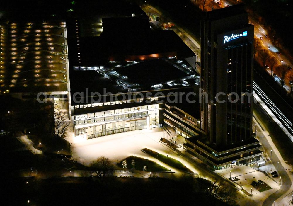 Hamburg at night from the bird perspective: Night lighting congress Center ( CCH ) on High-rise building of the hotel complex Radisson Blu on Marseiller Strasse in Hamburg, Germany