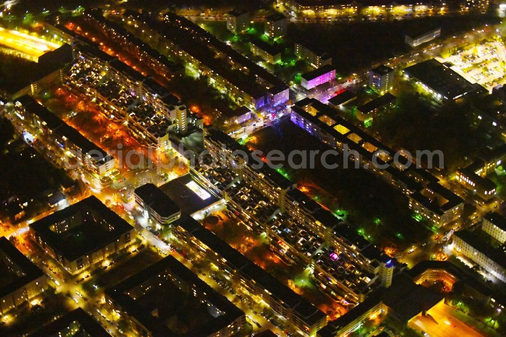 Berlin at night from above - Night lighting Roof garden landscape in the residential area of a multi-family house settlement Schlangenbader Strasse der DEGEWO in Berlin