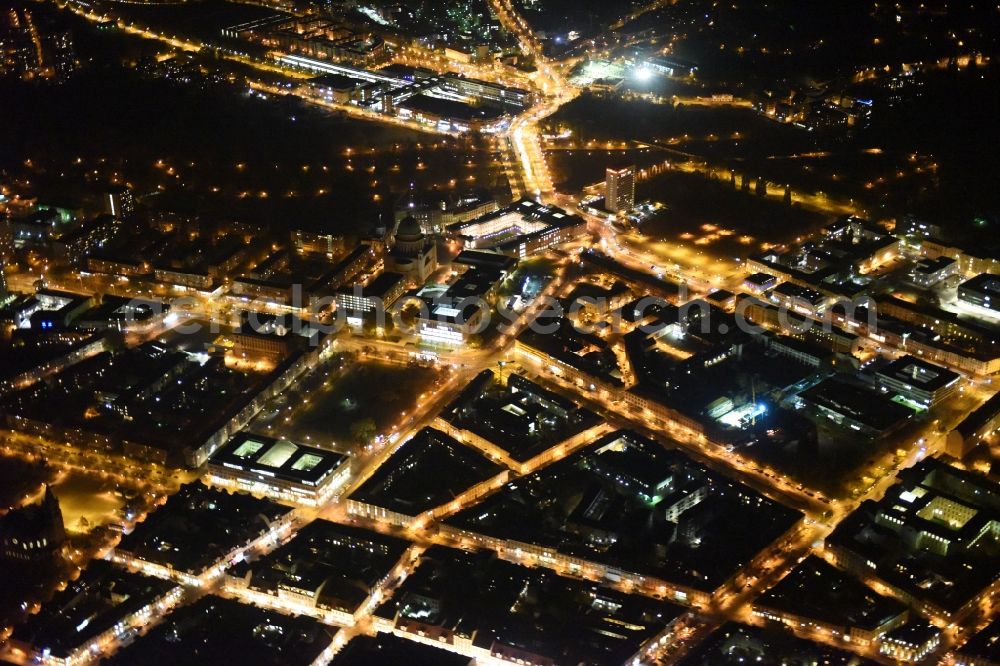 Aerial photograph at night Potsdam - Night image of the historic town centre of the Noerdliche Innenstadt part of Potsdam in the state of Brandenburg. View to the South, Platz der Einheit (Square of Unity) is located to the left