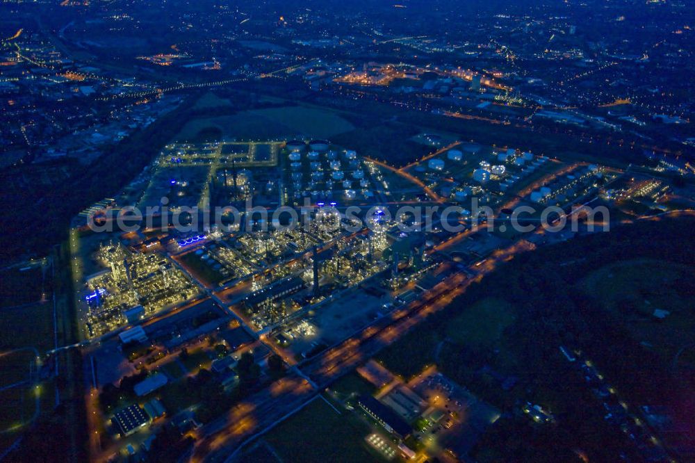 Aerial image at night Gelsenkirchen - Nachtluftbild der Aral Ruhr Oel Raffinerie Gelsenkirchen während der jährlichen Kulturnacht ExtraSchicht in Gelsenkirchen - Nordrhein-Westfalen / NW. Aerial night photograph / night shot of the Aral Ruhr Oel Raffinerie Gelsenkirchen during the annually cultural night ExtraSchicht in Gelsenkirchen - North Rhine-Westphalia / NW.