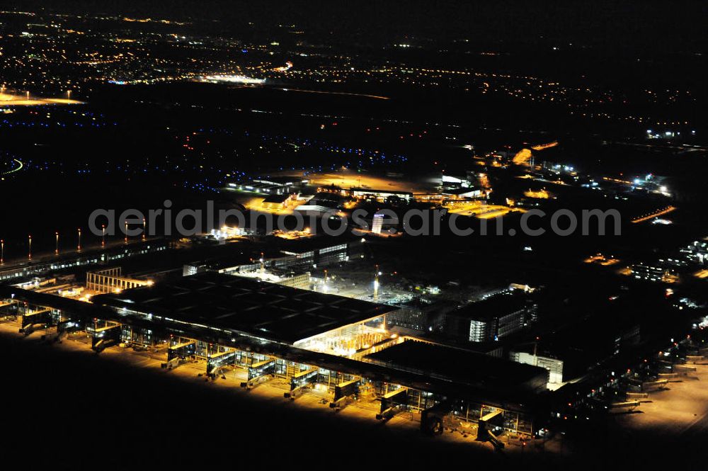 Schönefeld at night from the bird perspective: Nachtluftbild der Baustelle des neuen Terminals am Flughafen Berlin - Schönefeld. Der neue Terminal wird südlich des bisherigen Flughafens Berlin- Schönefeld errichtet. Ausführende Firmen: Hochtief AG; EUROVIA Beton; PORR; BERGER Bau; Karl Weiss; Matthai; Schäler Bau Berlin GmbH; STRABAG; Night Shot of Construction area of the new terminal at Schönefeld Airport (BBI). The new terminal is in the south of the airport Berlin -Schoenefeld quality built. Exporting companies: Hochtief AG; EUROVIA Beton; PORR; BERGER Bau; Karl Weiss; Matthai; Schäler Bau Berlin GmbH; STRABAG;