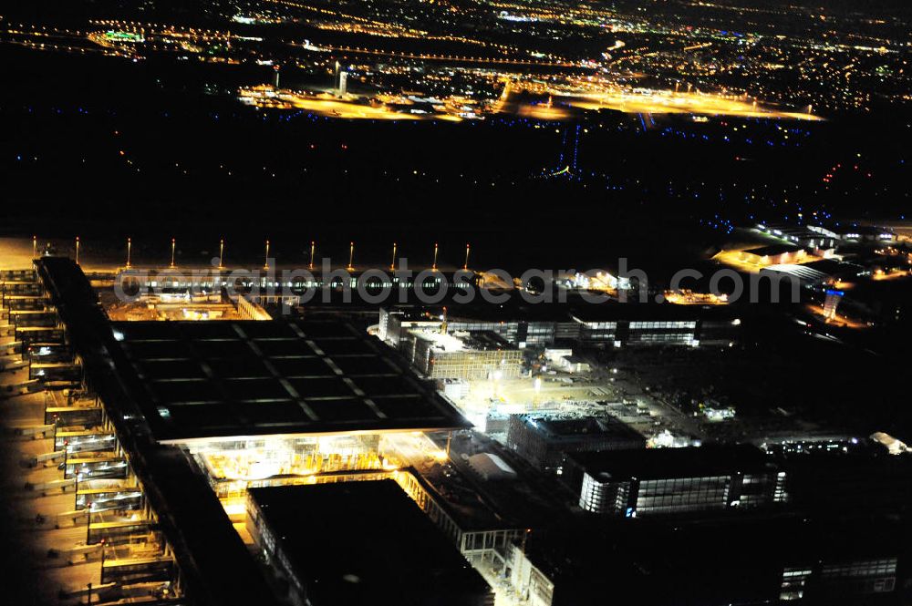 Aerial photograph at night Schönefeld - Nachtluftbild der Baustelle des neuen Terminals am Flughafen Berlin - Schönefeld. Der neue Terminal wird südlich des bisherigen Flughafens Berlin- Schönefeld errichtet. Ausführende Firmen: Hochtief AG; EUROVIA Beton; PORR; BERGER Bau; Karl Weiss; Matthai; Schäler Bau Berlin GmbH; STRABAG; Night Shot of Construction area of the new terminal at Schönefeld Airport (BBI). The new terminal is in the south of the airport Berlin -Schoenefeld quality built. Exporting companies: Hochtief AG; EUROVIA Beton; PORR; BERGER Bau; Karl Weiss; Matthai; Schäler Bau Berlin GmbH; STRABAG;