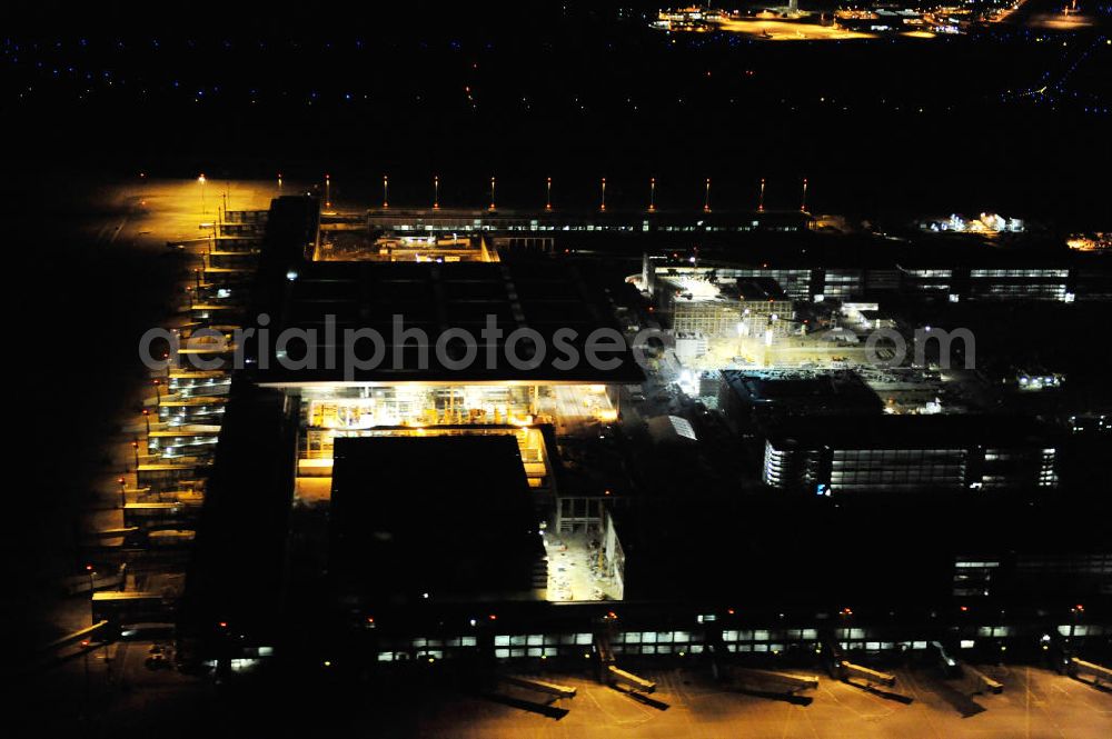 Schönefeld at night from above - Nachtluftbild der Baustelle des neuen Terminals am Flughafen Berlin - Schönefeld. Der neue Terminal wird südlich des bisherigen Flughafens Berlin- Schönefeld errichtet. Ausführende Firmen: Hochtief AG; EUROVIA Beton; PORR; BERGER Bau; Karl Weiss; Matthai; Schäler Bau Berlin GmbH; STRABAG; Night Shot of Construction area of the new terminal at Schönefeld Airport (BBI). The new terminal is in the south of the airport Berlin -Schoenefeld quality built. Exporting companies: Hochtief AG; EUROVIA Beton; PORR; BERGER Bau; Karl Weiss; Matthai; Schäler Bau Berlin GmbH; STRABAG;