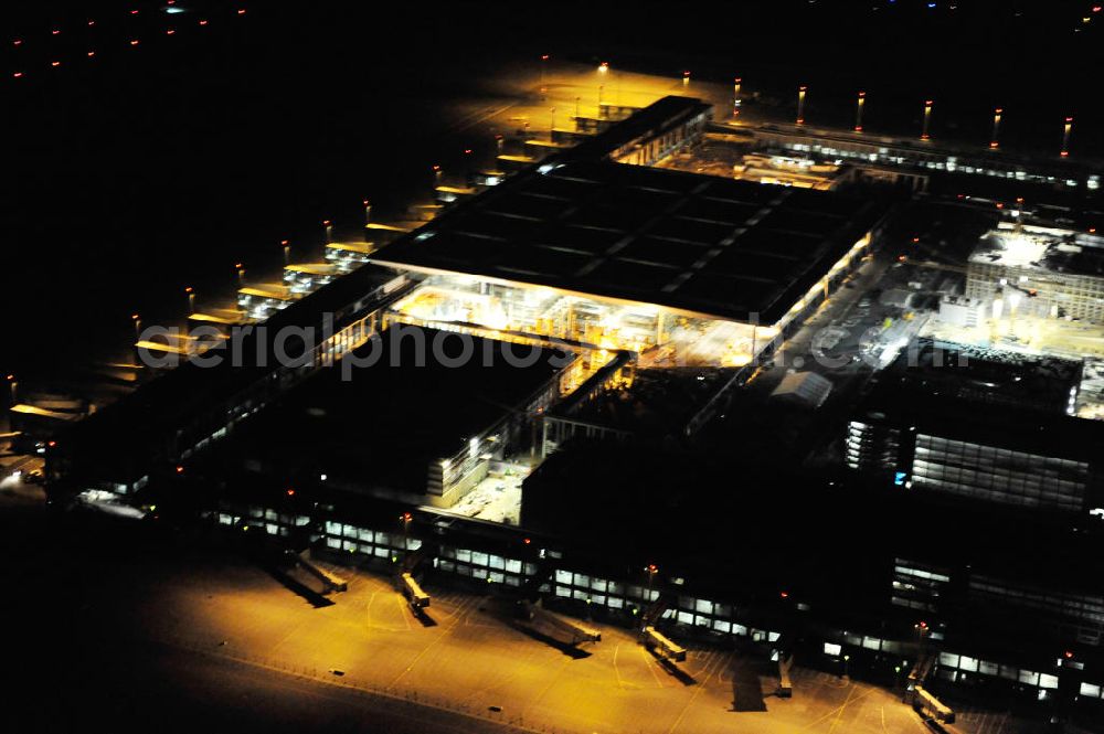 Aerial photograph at night Schönefeld - Nachtluftbild der Baustelle des neuen Terminals am Flughafen Berlin - Schönefeld. Der neue Terminal wird südlich des bisherigen Flughafens Berlin- Schönefeld errichtet. Ausführende Firmen: Hochtief AG; EUROVIA Beton; PORR; BERGER Bau; Karl Weiss; Matthai; Schäler Bau Berlin GmbH; STRABAG; Night Shot of Construction area of the new terminal at Schönefeld Airport (BBI). The new terminal is in the south of the airport Berlin -Schoenefeld quality built. Exporting companies: Hochtief AG; EUROVIA Beton; PORR; BERGER Bau; Karl Weiss; Matthai; Schäler Bau Berlin GmbH; STRABAG;