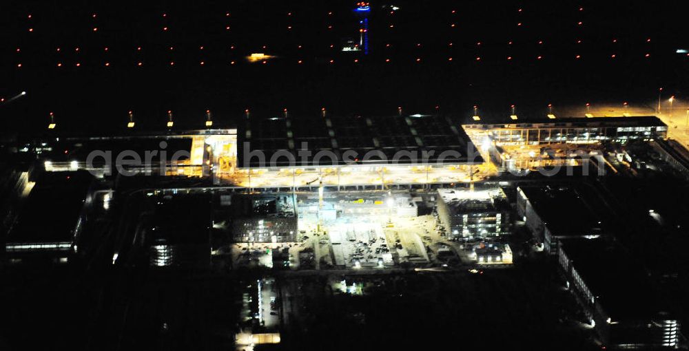 Aerial image at night Schönefeld - Nachtluftbild der Baustelle des neuen Terminals am Flughafen Berlin - Schönefeld. Der neue Terminal wird südlich des bisherigen Flughafens Berlin- Schönefeld errichtet. Ausführende Firmen: Hochtief AG; EUROVIA Beton; PORR; BERGER Bau; Karl Weiss; Matthai; Schäler Bau Berlin GmbH; STRABAG; Night Shot of Construction area of the new terminal at Schönefeld Airport (BBI). The new terminal is in the south of the airport Berlin -Schoenefeld quality built. Exporting companies: Hochtief AG; EUROVIA Beton; PORR; BERGER Bau; Karl Weiss; Matthai; Schäler Bau Berlin GmbH; STRABAG;