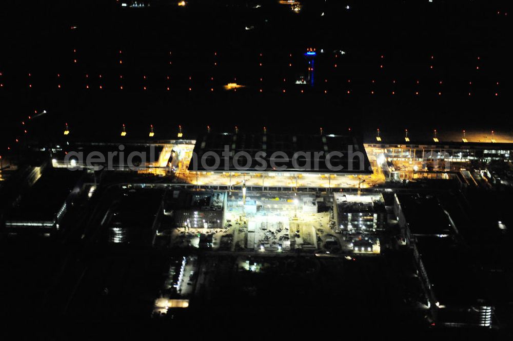 Schönefeld at night from above - Nachtluftbild der Baustelle des neuen Terminals am Flughafen Berlin - Schönefeld. Der neue Terminal wird südlich des bisherigen Flughafens Berlin- Schönefeld errichtet. Ausführende Firmen: Hochtief AG; EUROVIA Beton; PORR; BERGER Bau; Karl Weiss; Matthai; Schäler Bau Berlin GmbH; STRABAG; Night Shot of Construction area of the new terminal at Schönefeld Airport (BBI). The new terminal is in the south of the airport Berlin -Schoenefeld quality built. Exporting companies: Hochtief AG; EUROVIA Beton; PORR; BERGER Bau; Karl Weiss; Matthai; Schäler Bau Berlin GmbH; STRABAG;