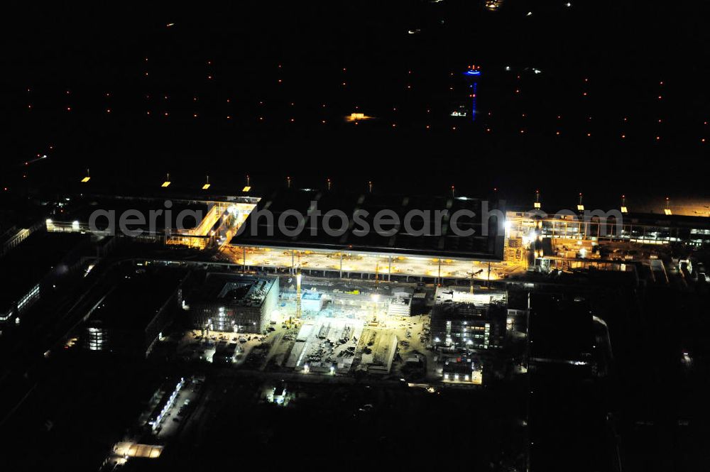 Schönefeld at night from the bird perspective: Nachtluftbild der Baustelle des neuen Terminals am Flughafen Berlin - Schönefeld. Der neue Terminal wird südlich des bisherigen Flughafens Berlin- Schönefeld errichtet. Ausführende Firmen: Hochtief AG; EUROVIA Beton; PORR; BERGER Bau; Karl Weiss; Matthai; Schäler Bau Berlin GmbH; STRABAG; Night Shot of Construction area of the new terminal at Schönefeld Airport (BBI). The new terminal is in the south of the airport Berlin -Schoenefeld quality built. Exporting companies: Hochtief AG; EUROVIA Beton; PORR; BERGER Bau; Karl Weiss; Matthai; Schäler Bau Berlin GmbH; STRABAG;