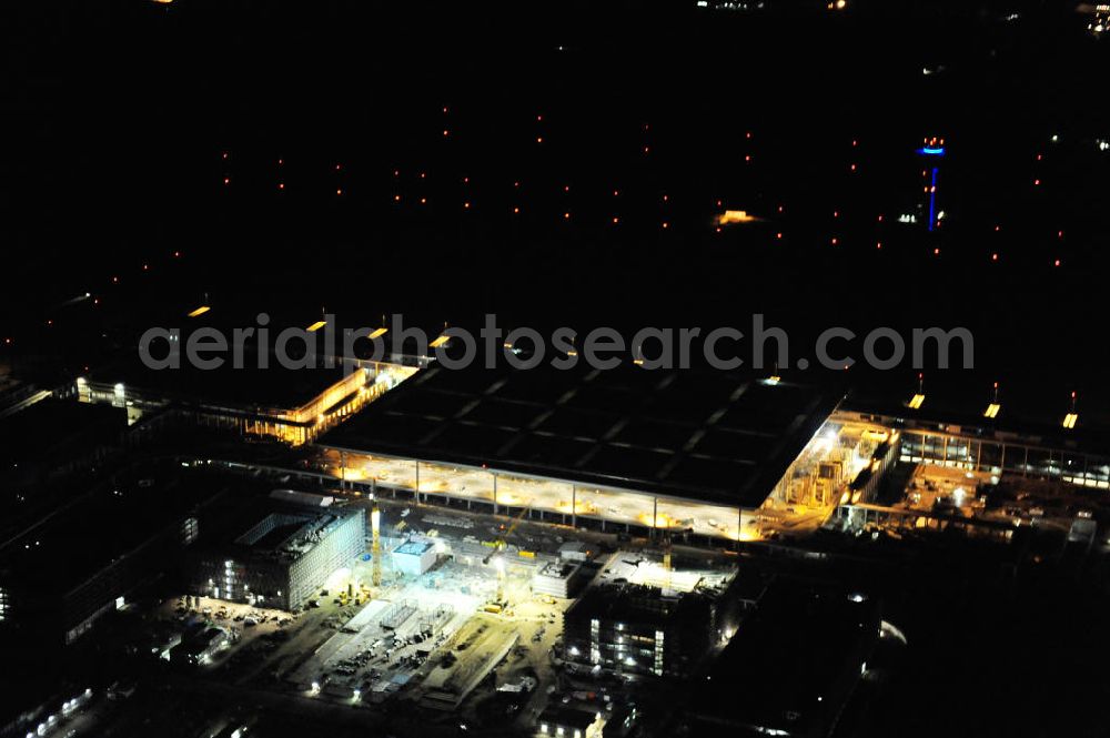 Aerial image at night Schönefeld - Nachtluftbild der Baustelle des neuen Terminals am Flughafen Berlin - Schönefeld. Der neue Terminal wird südlich des bisherigen Flughafens Berlin- Schönefeld errichtet. Ausführende Firmen: Hochtief AG; EUROVIA Beton; PORR; BERGER Bau; Karl Weiss; Matthai; Schäler Bau Berlin GmbH; STRABAG; Night Shot of Construction area of the new terminal at Schönefeld Airport (BBI). The new terminal is in the south of the airport Berlin -Schoenefeld quality built. Exporting companies: Hochtief AG; EUROVIA Beton; PORR; BERGER Bau; Karl Weiss; Matthai; Schäler Bau Berlin GmbH; STRABAG;