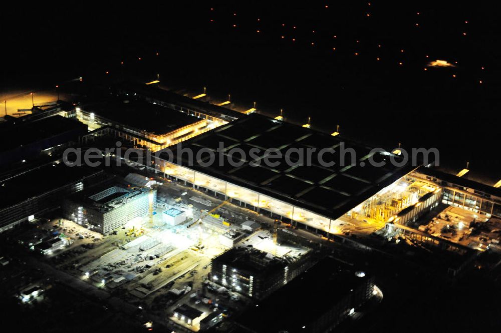 Schönefeld at night from above - Nachtluftbild der Baustelle des neuen Terminals am Flughafen Berlin - Schönefeld. Der neue Terminal wird südlich des bisherigen Flughafens Berlin- Schönefeld errichtet. Ausführende Firmen: Hochtief AG; EUROVIA Beton; PORR; BERGER Bau; Karl Weiss; Matthai; Schäler Bau Berlin GmbH; STRABAG; Night Shot of Construction area of the new terminal at Schönefeld Airport (BBI). The new terminal is in the south of the airport Berlin -Schoenefeld quality built. Exporting companies: Hochtief AG; EUROVIA Beton; PORR; BERGER Bau; Karl Weiss; Matthai; Schäler Bau Berlin GmbH; STRABAG;