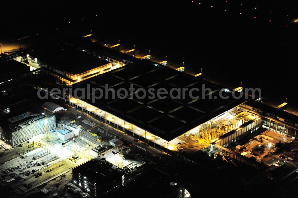 Aerial photograph at night Schönefeld - Nachtluftbild der Baustelle des neuen Terminals am Flughafen Berlin - Schönefeld. Der neue Terminal wird südlich des bisherigen Flughafens Berlin- Schönefeld errichtet. Ausführende Firmen: Hochtief AG; EUROVIA Beton; PORR; BERGER Bau; Karl Weiss; Matthai; Schäler Bau Berlin GmbH; STRABAG; Night Shot of Construction area of the new terminal at Schönefeld Airport (BBI). The new terminal is in the south of the airport Berlin -Schoenefeld quality built. Exporting companies: Hochtief AG; EUROVIA Beton; PORR; BERGER Bau; Karl Weiss; Matthai; Schäler Bau Berlin GmbH; STRABAG;