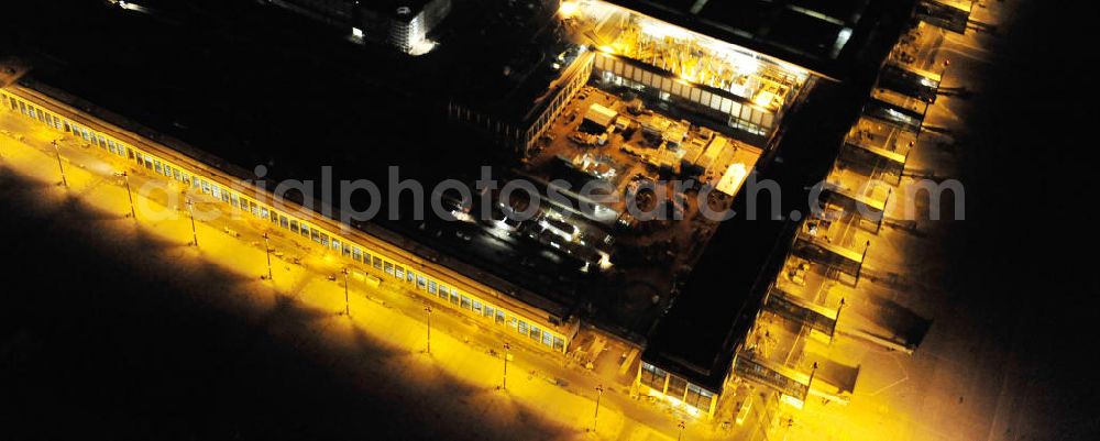 Schönefeld at night from above - Nachtluftbild der Baustelle des neuen Terminals am Flughafen Berlin - Schönefeld. Der neue Terminal wird südlich des bisherigen Flughafens Berlin- Schönefeld errichtet. Ausführende Firmen: Hochtief AG; EUROVIA Beton; PORR; BERGER Bau; Karl Weiss; Matthai; Schäler Bau Berlin GmbH; STRABAG; Night Shot of Construction area of the new terminal at Schönefeld Airport (BBI). The new terminal is in the south of the airport Berlin -Schoenefeld quality built. Exporting companies: Hochtief AG; EUROVIA Beton; PORR; BERGER Bau; Karl Weiss; Matthai; Schäler Bau Berlin GmbH; STRABAG;