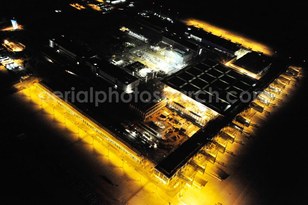 Schönefeld at night from the bird perspective: Nachtluftbild der Baustelle des neuen Terminals am Flughafen Berlin - Schönefeld. Der neue Terminal wird südlich des bisherigen Flughafens Berlin- Schönefeld errichtet. Ausführende Firmen: Hochtief AG; EUROVIA Beton; PORR; BERGER Bau; Karl Weiss; Matthai; Schäler Bau Berlin GmbH; STRABAG; Night Shot of Construction area of the new terminal at Schönefeld Airport (BBI). The new terminal is in the south of the airport Berlin -Schoenefeld quality built. Exporting companies: Hochtief AG; EUROVIA Beton; PORR; BERGER Bau; Karl Weiss; Matthai; Schäler Bau Berlin GmbH; STRABAG;